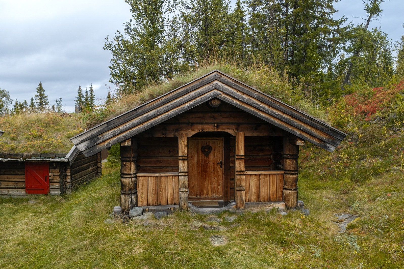Det sjarmerende stabburet ligger fint til på tunet og understreker eiendommens tradisjonelle uttrykk. Galleribilde