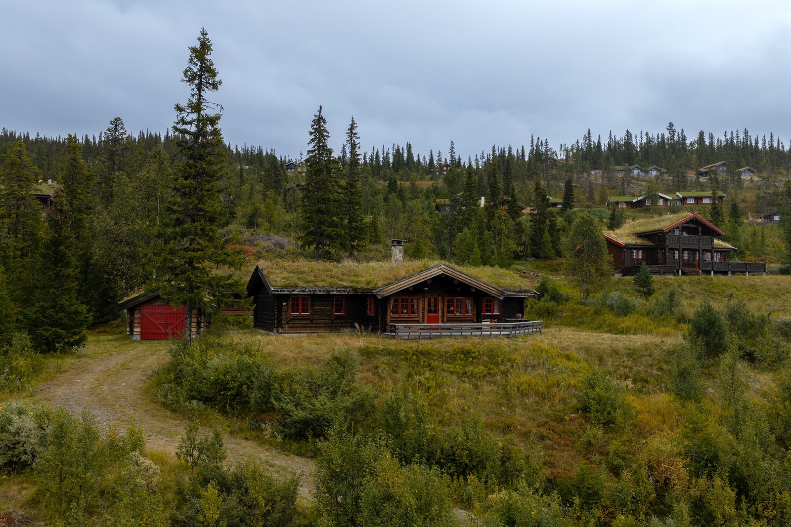 Eiendommen består av en familievennlig hytte, et koselig stabbur og en praktisk garasje. Galleribilde