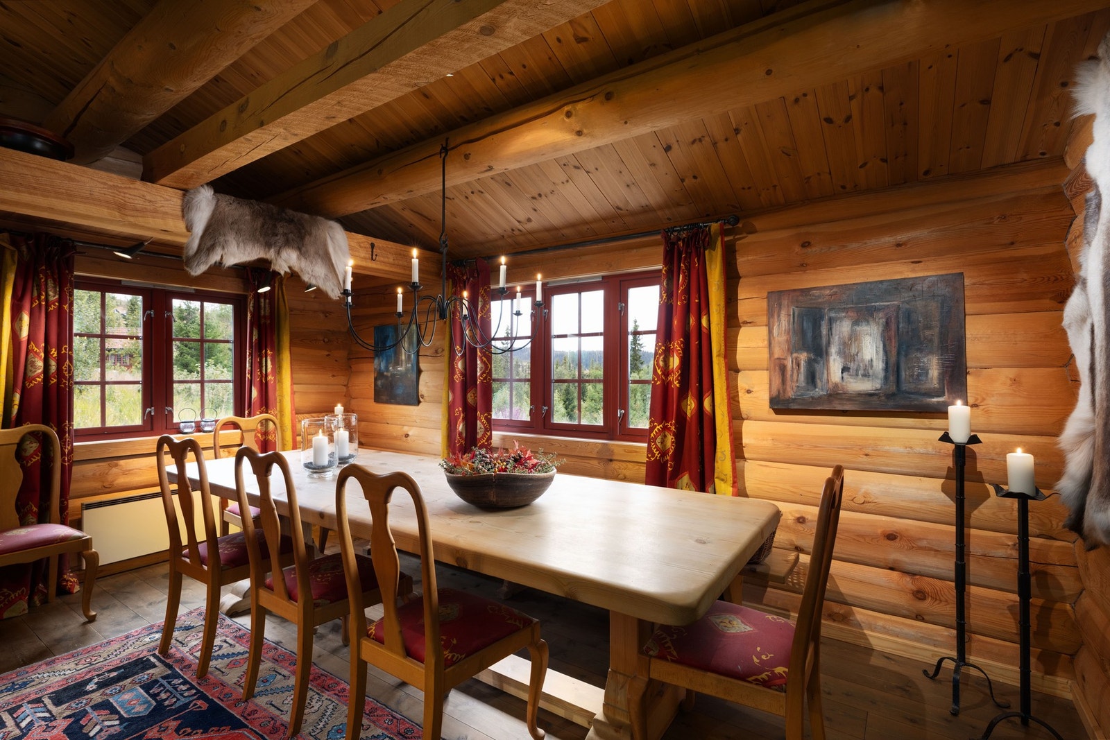 Den romslige spisestuen har plass til hele 12 personer rundt langbordet, perfekt for lange måltider og hyggelige kvelder med familie og venner. Galleribilde