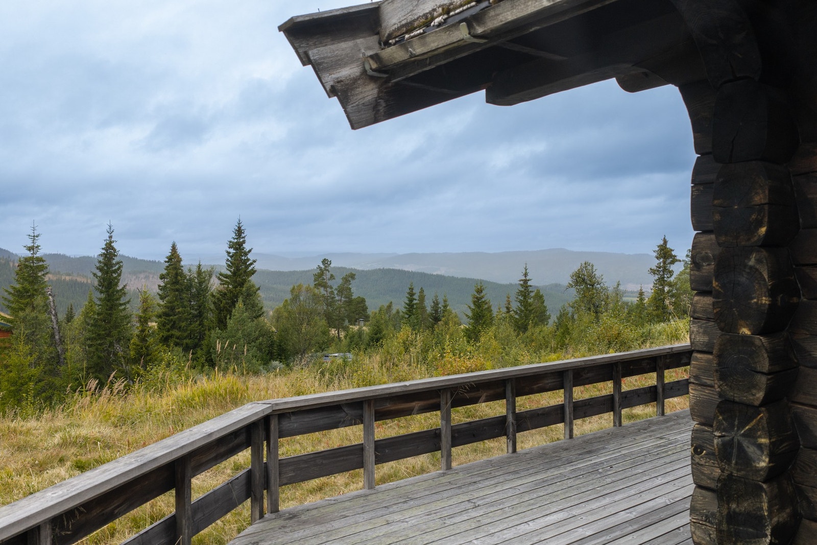 Fra terrassen kan man nyte den flotte utsikten mot omkringliggende fjellandskap. Galleribilde