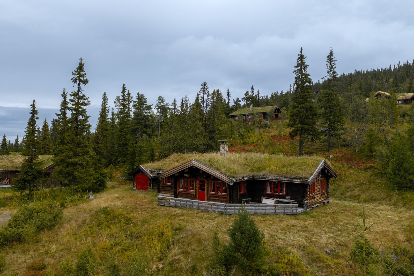 Eiendommen ligger på en eiet tomt på ca. 1 947 m², med opparbeidede utearealer og regulert friareal både på oversiden og nedsiden av hytta. Galleribilde