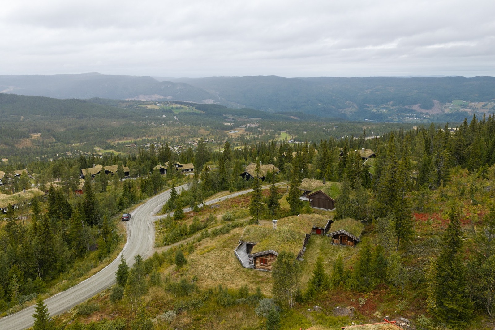 Hytta ligger fint tilpasset i terrenget, med kort vei til preparerte langrennsløyper, alpinanlegget og golfbanen på Nesfjellet. Galleribilde