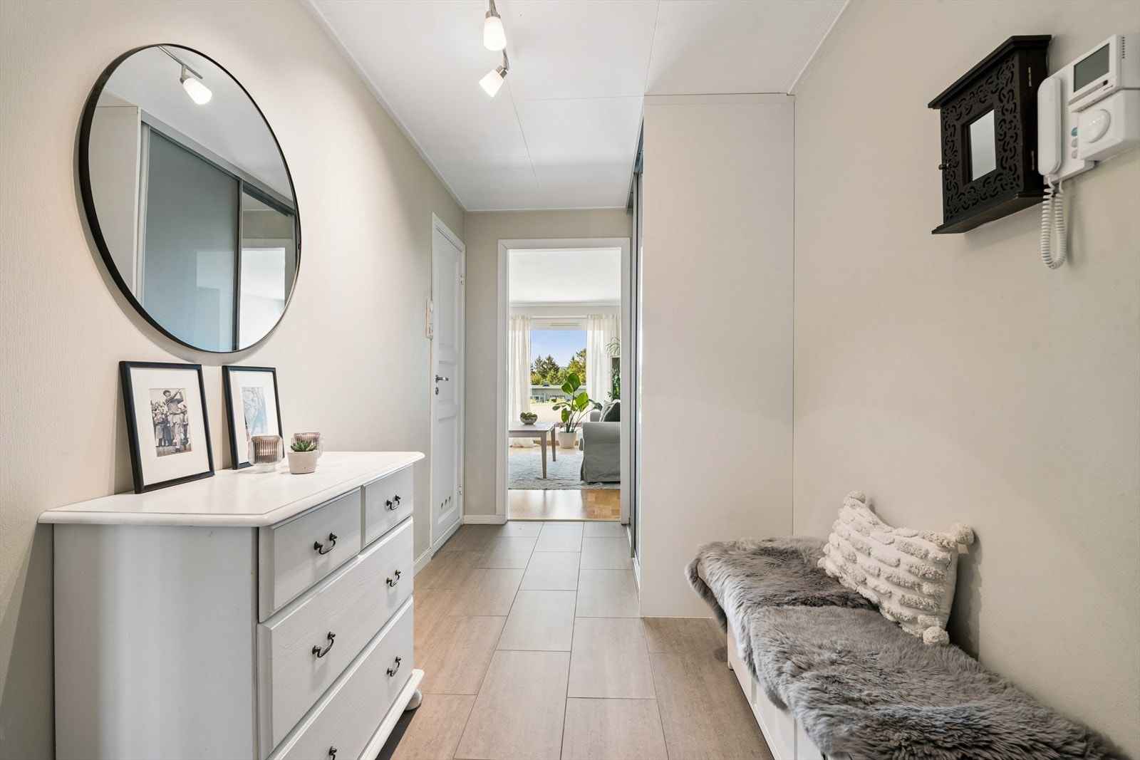 Romslig gang med stor skyvedørsgarderobe Galleribilde