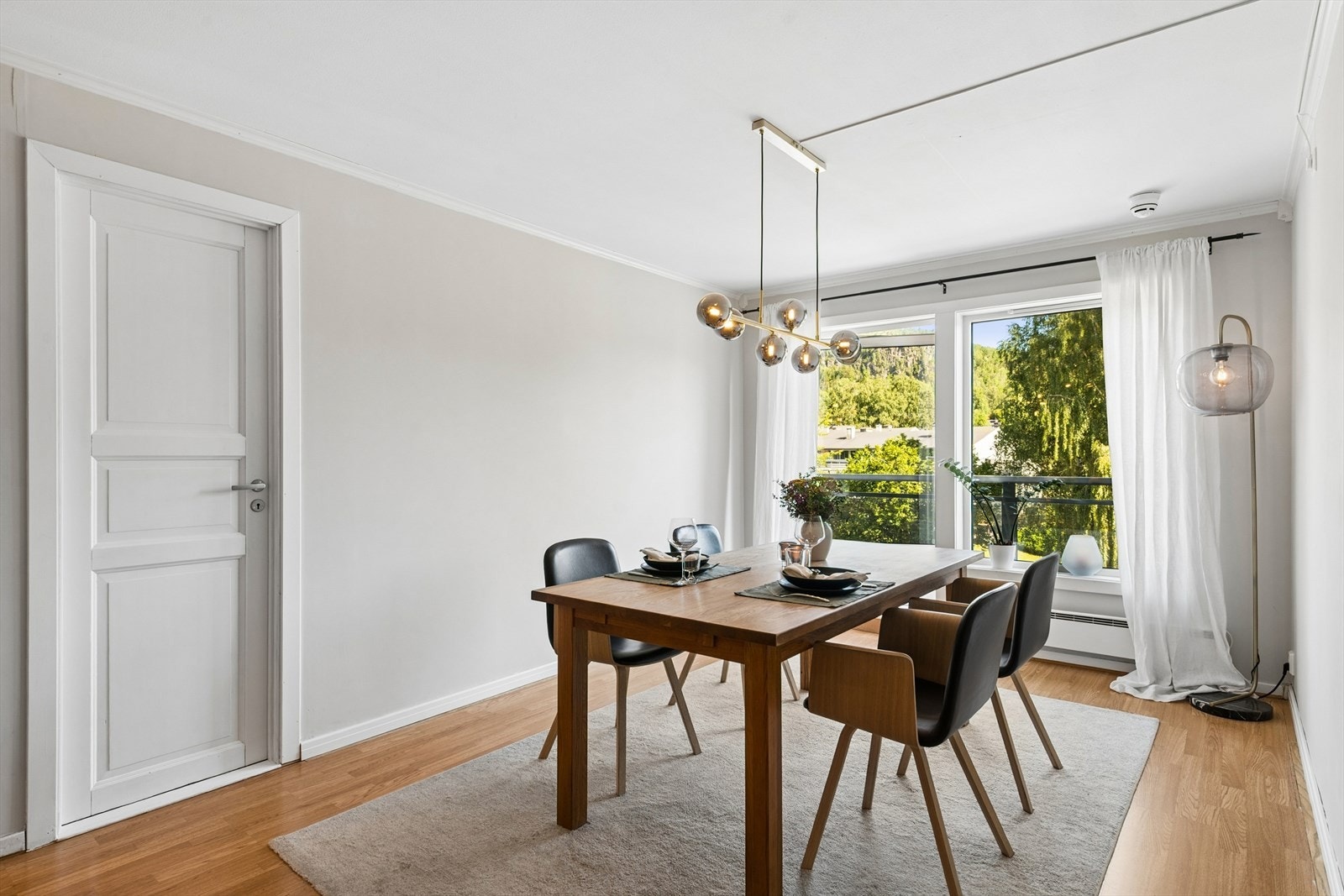 Her har du god plass til å samle familie og venner til hyggelige middager Galleribilde
