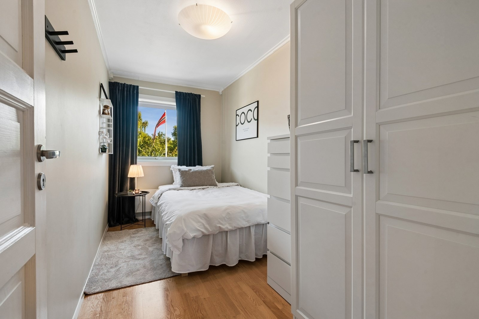 Soverom 2 med garderobe Galleribilde