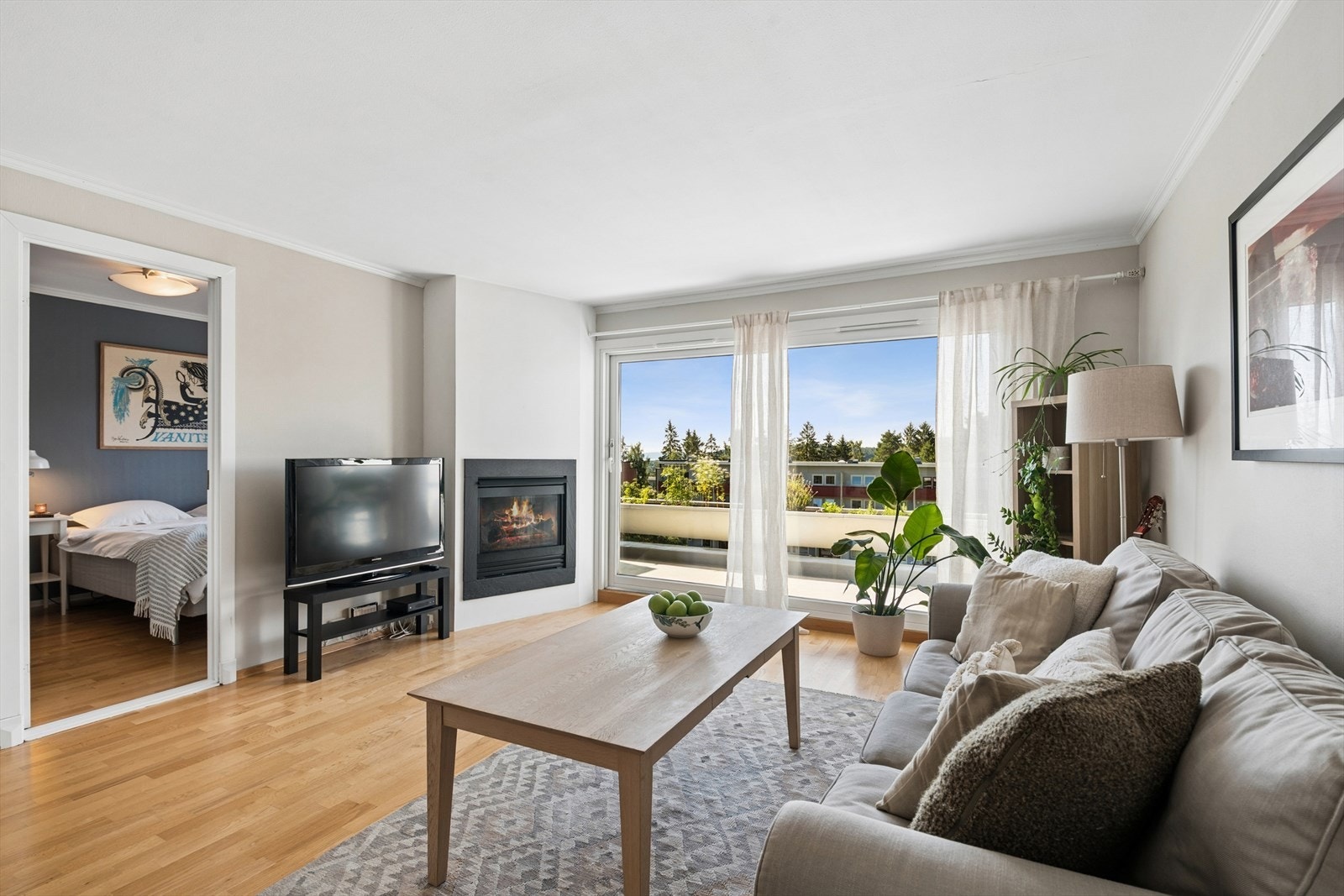 Store vindusflater slipper lyset og solen inn Galleribilde
