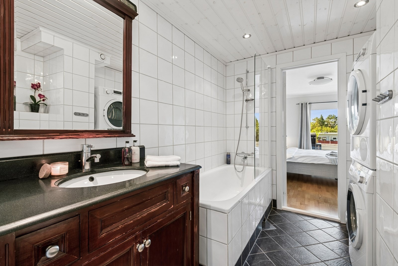 Det er downlights i taket og gulvvarme Galleribilde