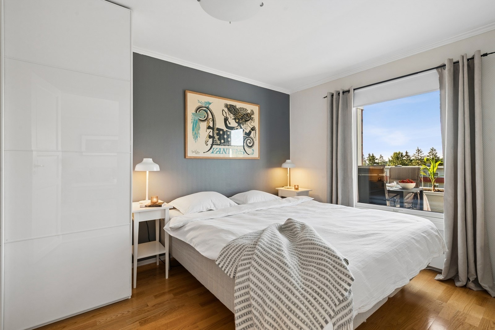 Pent hovedsoverom med stor skyvedørsgarderobe og inngang til eget bad Galleribilde