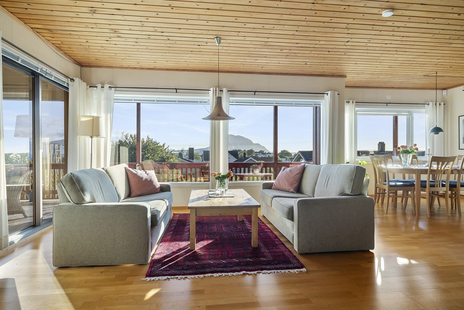 Fra stuen er det skyvedører i glass ut til verandaen mot sør. Galleribilde