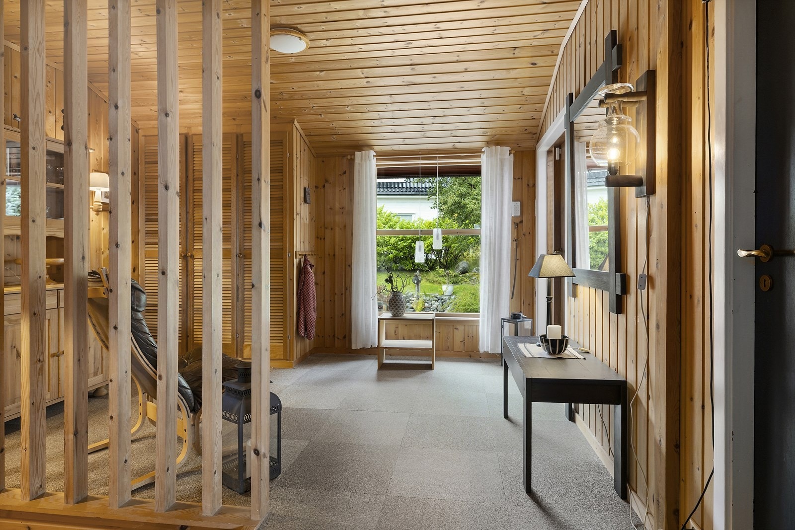 Velkommen inn. En romslig gang med oppbevaringsmuligheter. Galleribilde