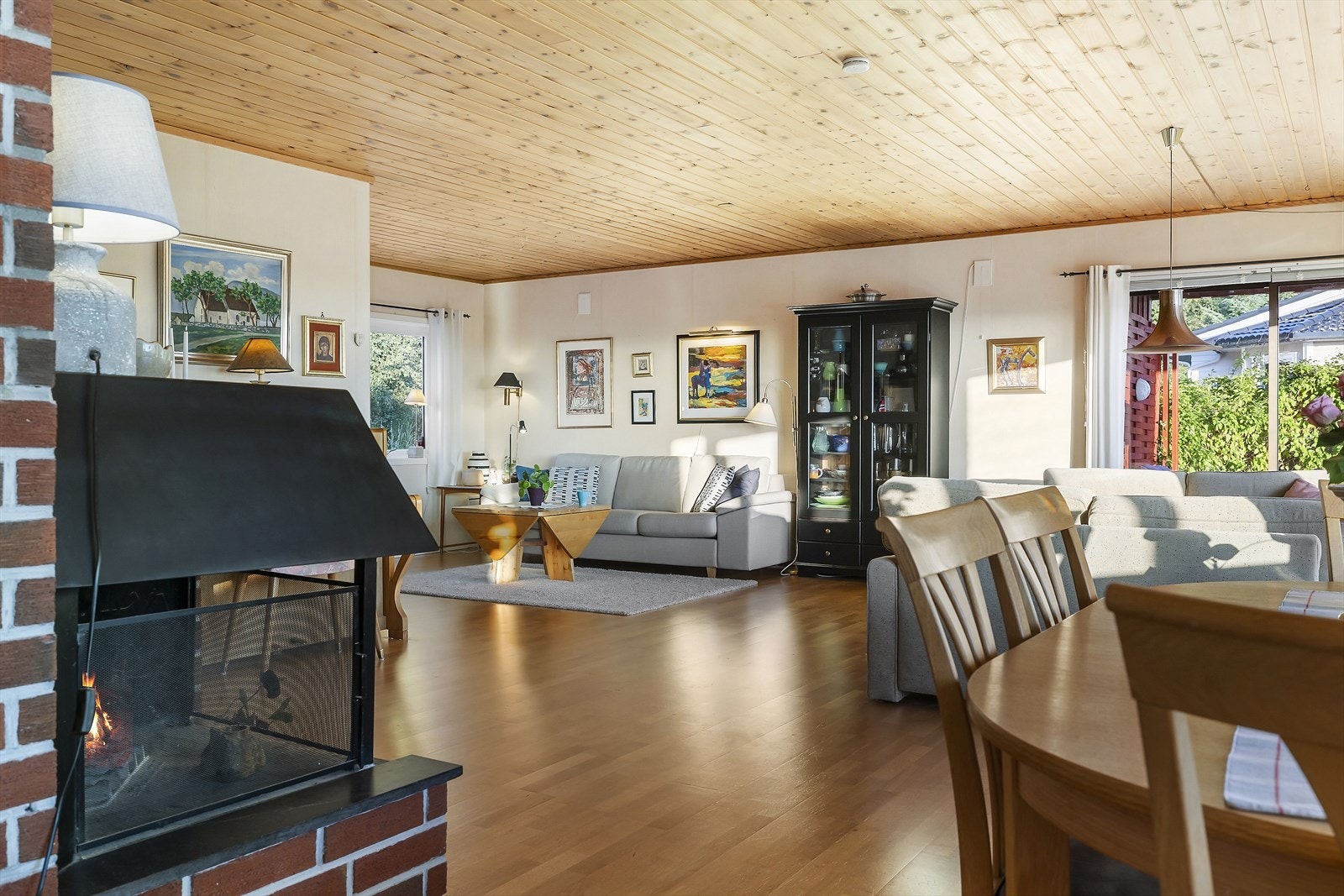Resten av stuen har god plass til flere sofaseksjoner, gode lenestoler og annet møblement. Galleribilde