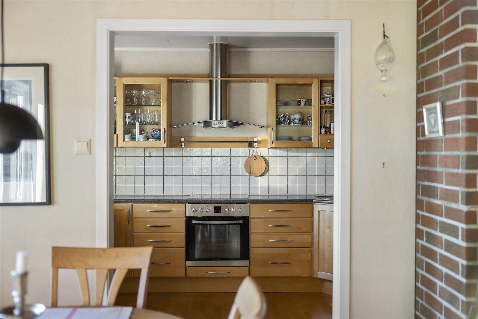 Det er halvåpen løsning fra stuen og inn til kjøkkenet. Galleribilde