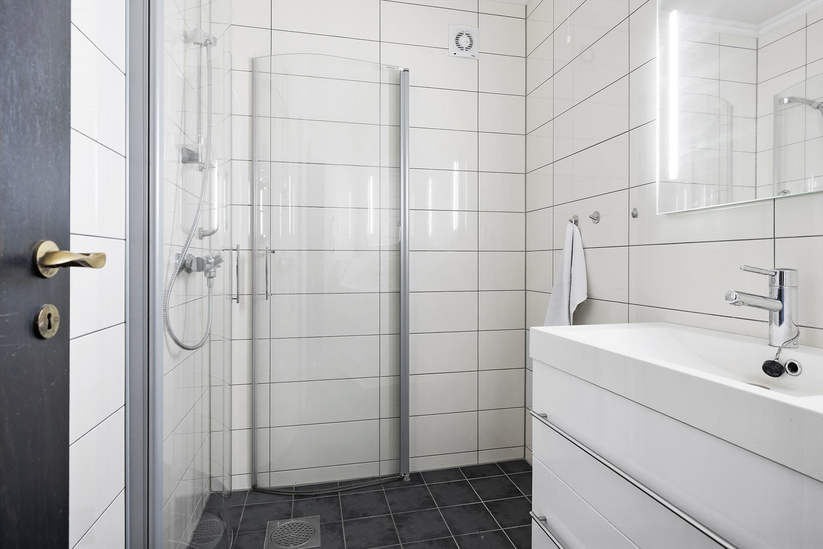Badet ble etablert/rehabilitert i 2010 og er helfliset med varme i gulvet. Galleribilde