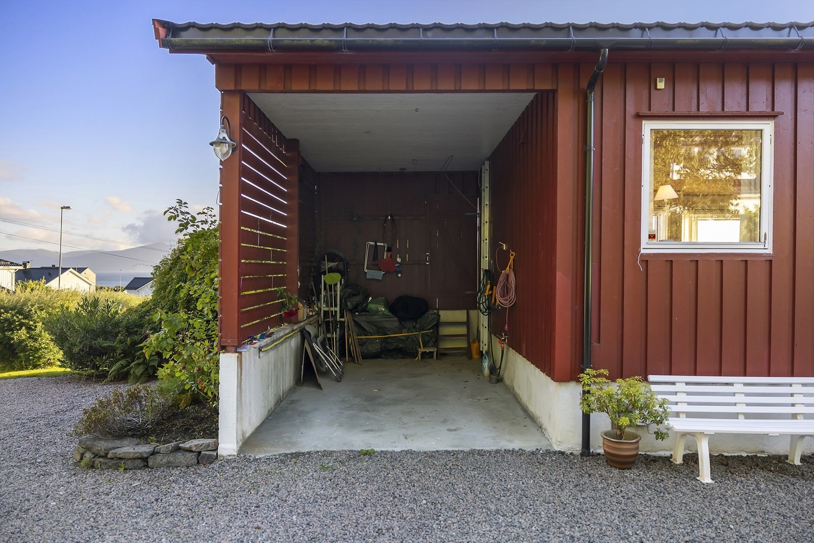 Carporten måler cirka 14 kvm og har en høyde som muliggjør en takboks eller to. Galleribilde