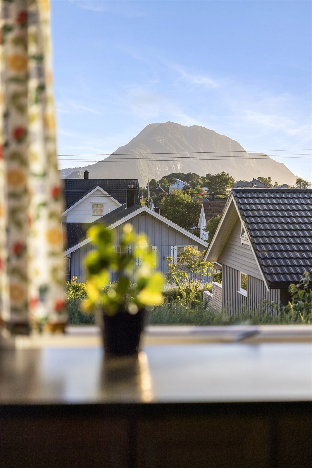 Her kan kokken også nyte den flotte utsikten mot Godøyfjellet. Galleribilde