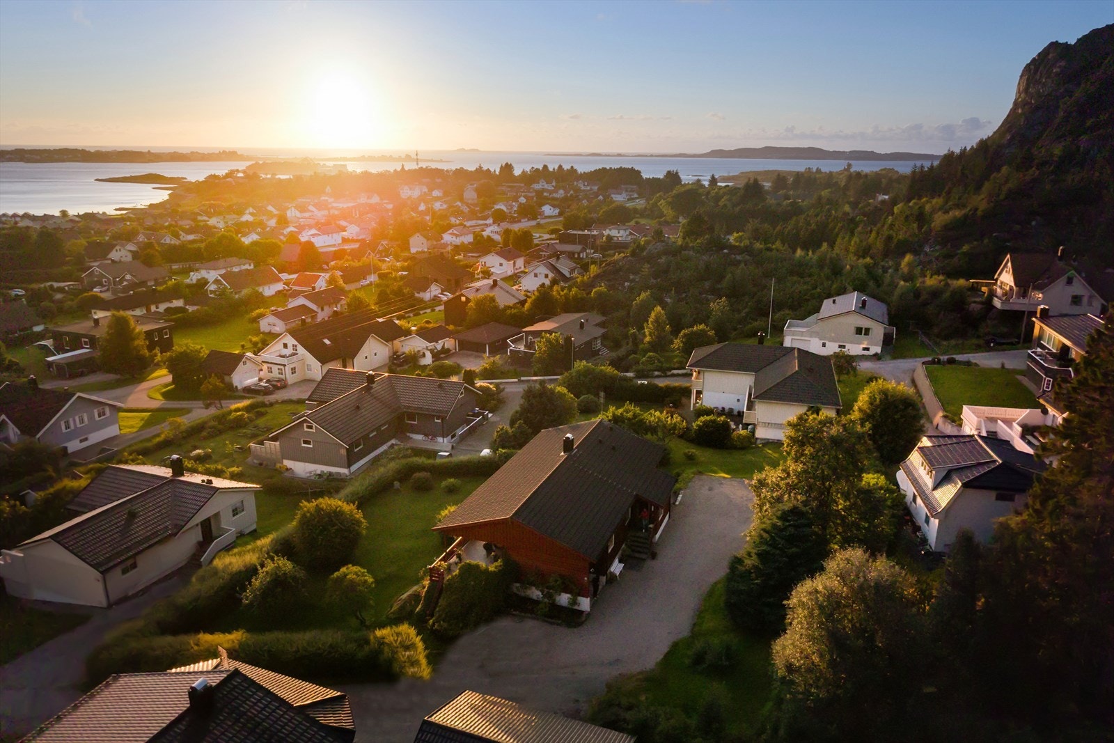 Eiendommen ligger såpass høyt i terrenget at du får et nydelig solskinn til sent på kveld sommerhalvåret. Galleribilde