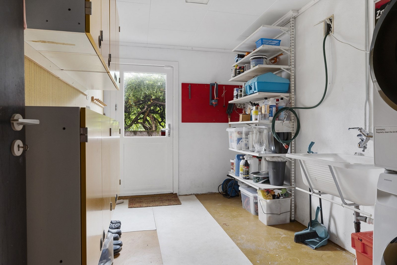 Vaskerommet har utslagsvask, utgang til hagen og opplegg for vaskemaskin og tørketrommel. Galleribilde