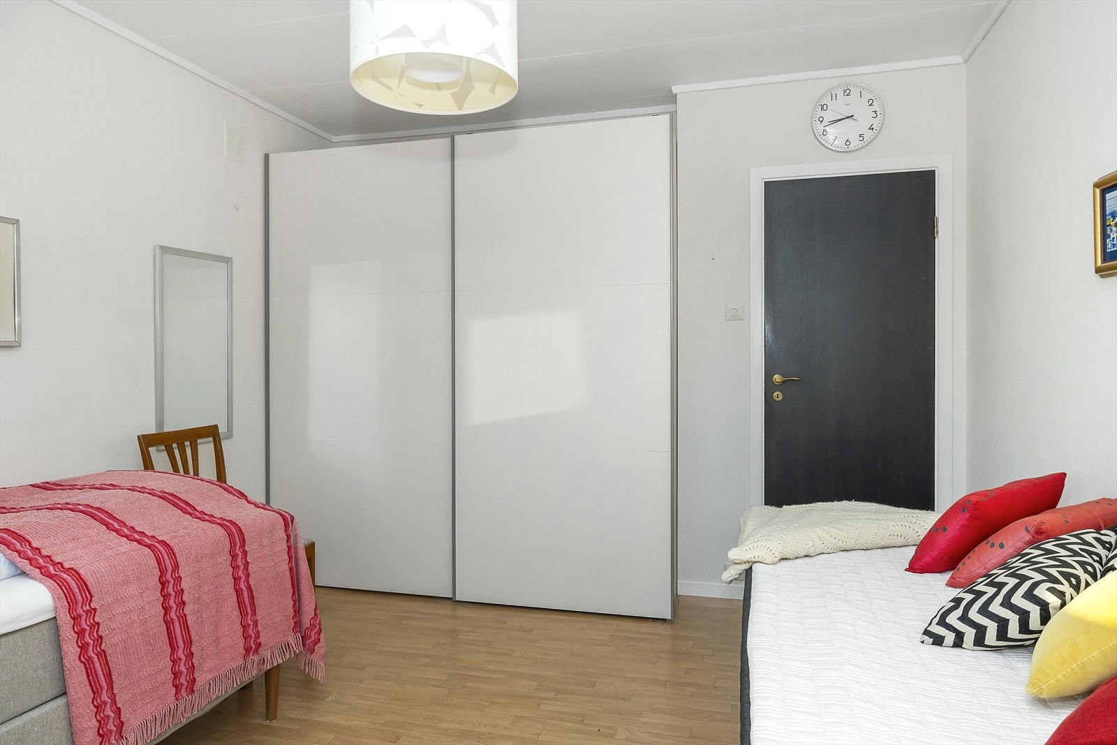 Her er det også en flott praktisk skyvedørgarderobe. Galleribilde