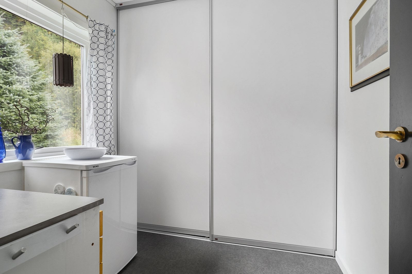 Like ved inngangspartiet har eier laget til garderobe og grovkjøkken i det som er en bod. Galleribilde