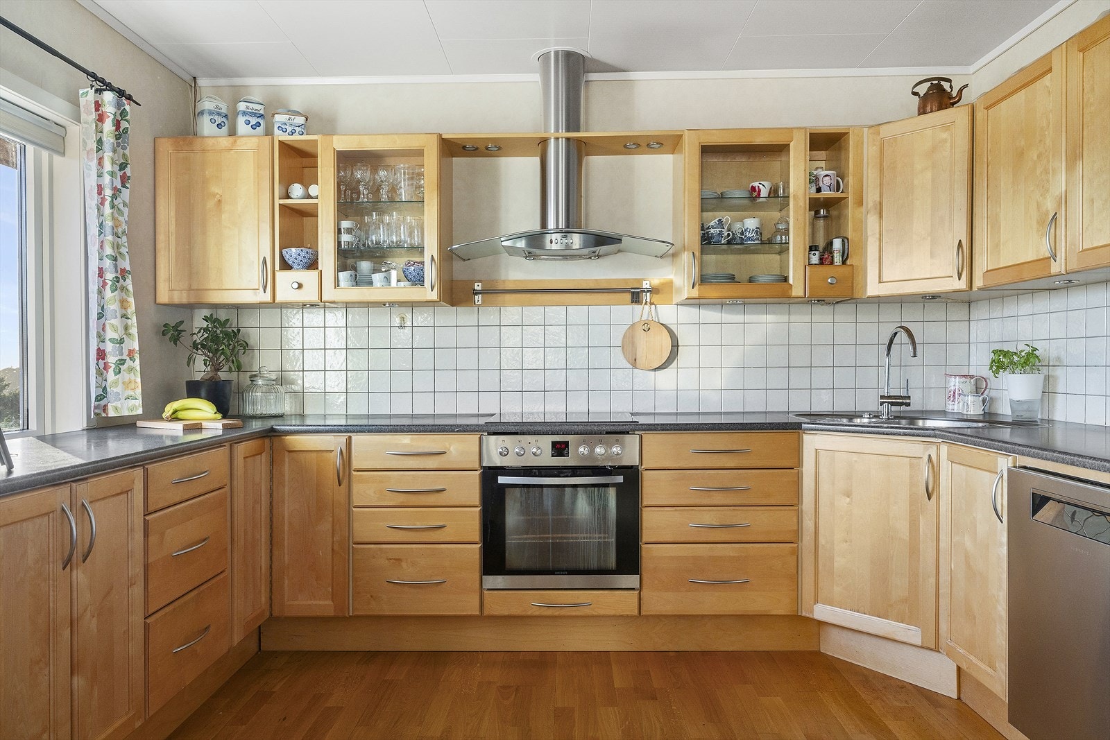 Innredningen er fra 2001 og er levert av vår store favoritt Mørekjøkken. Galleribilde