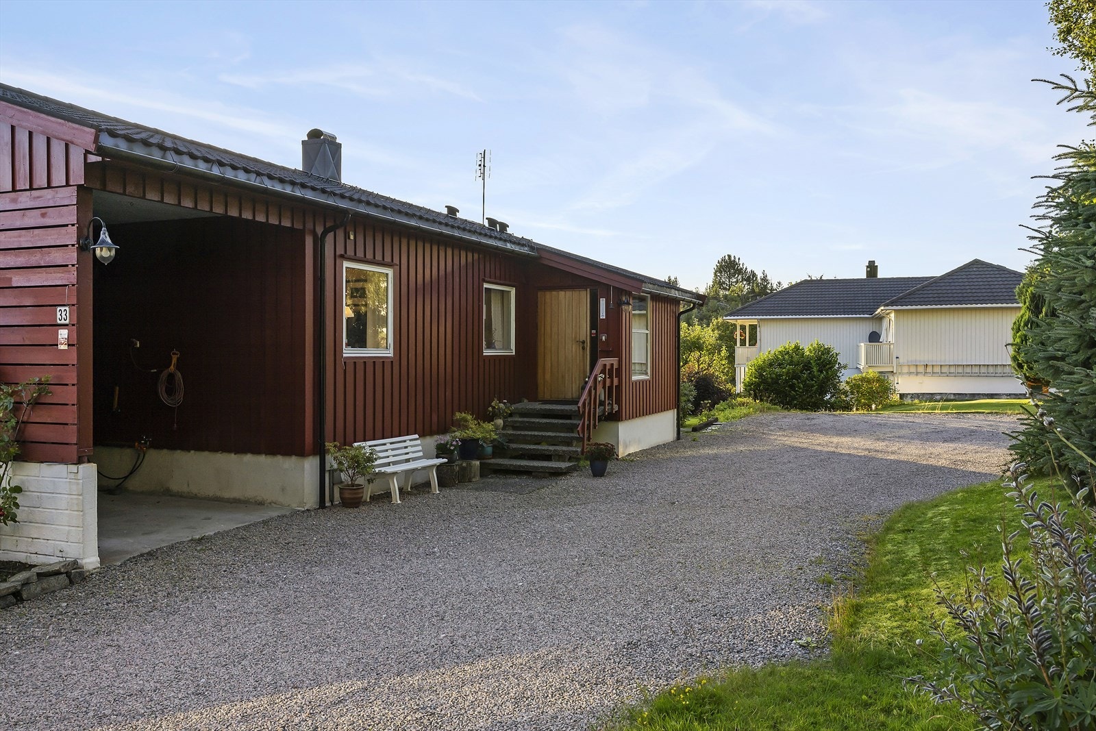 Eiendommen har ellers grusede parkeringsareal og parkering i romslig carport. Galleribilde