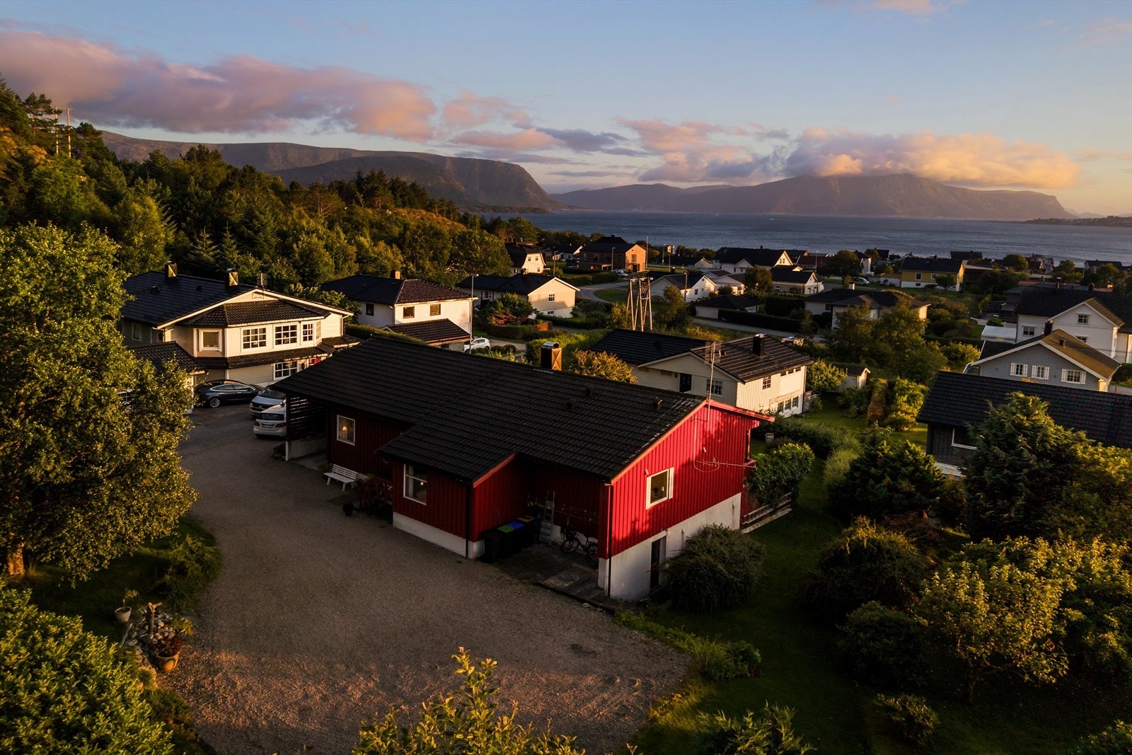 Opprinnelig bygget som et husbankhus og senere påbygd ved inngangspartiet og ved stuen. Galleribilde