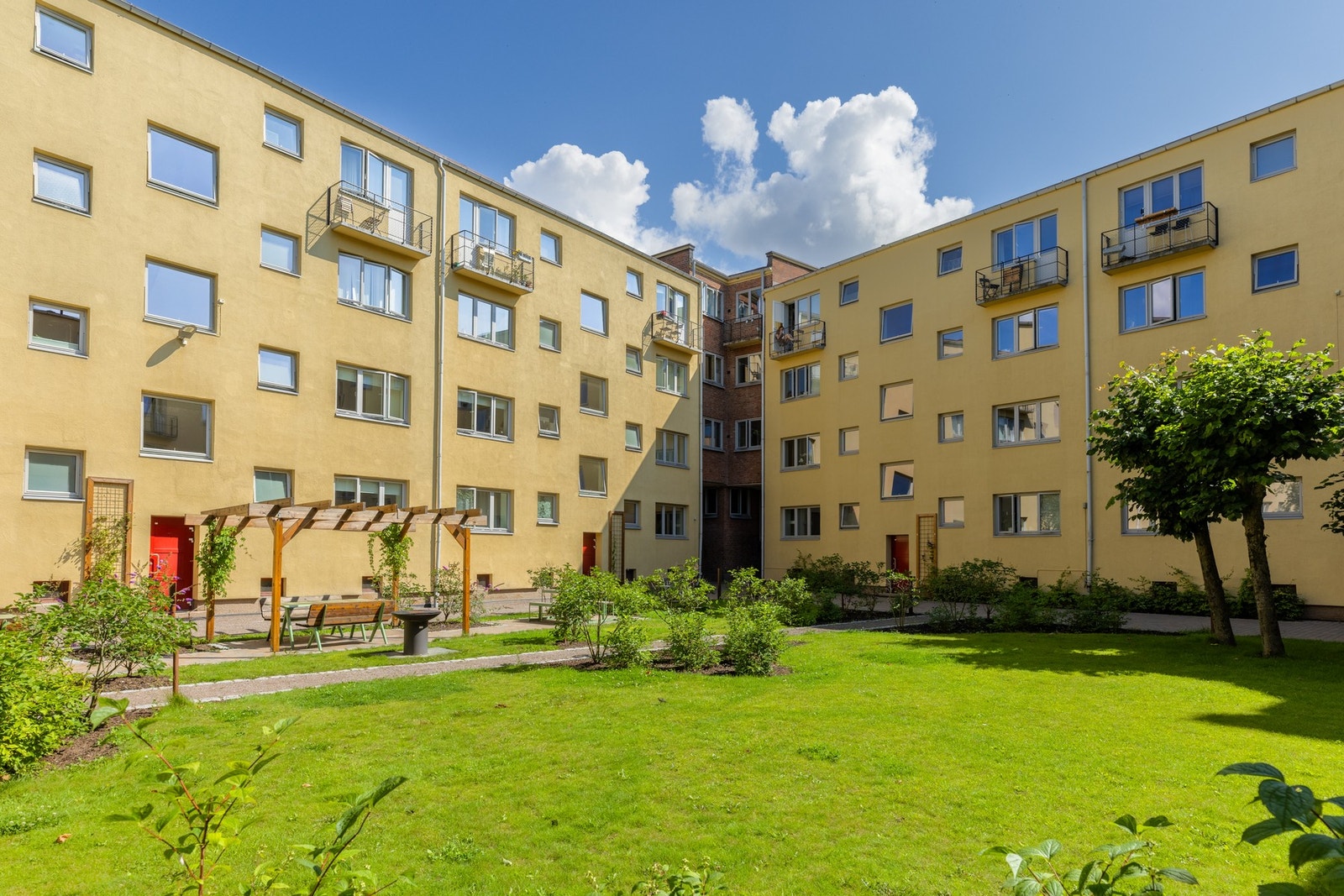 Gården er meget pen og velholdt med tre store og flotte hageanlegg. Galleribilde