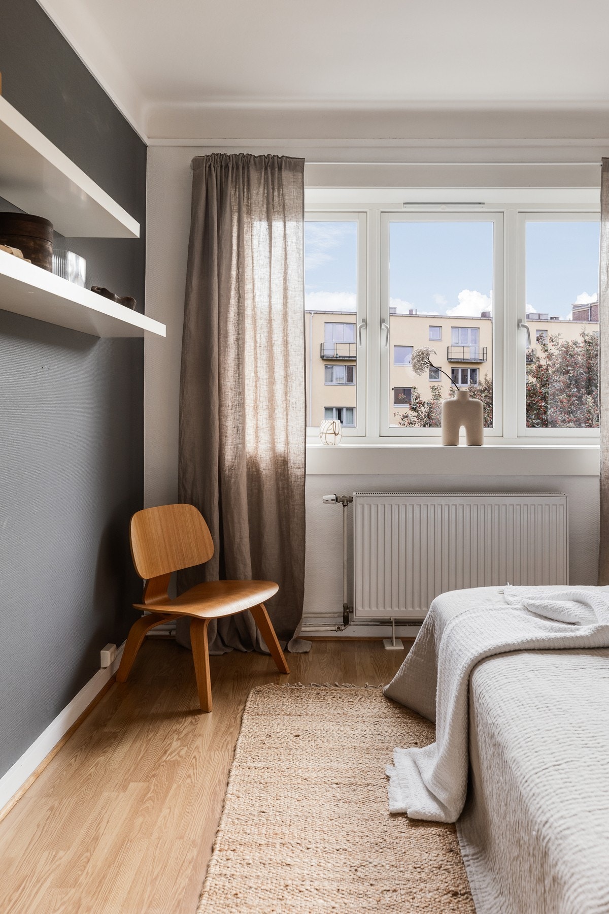Soverommet vender ut mot rolig felles hageanlegg. Galleribilde