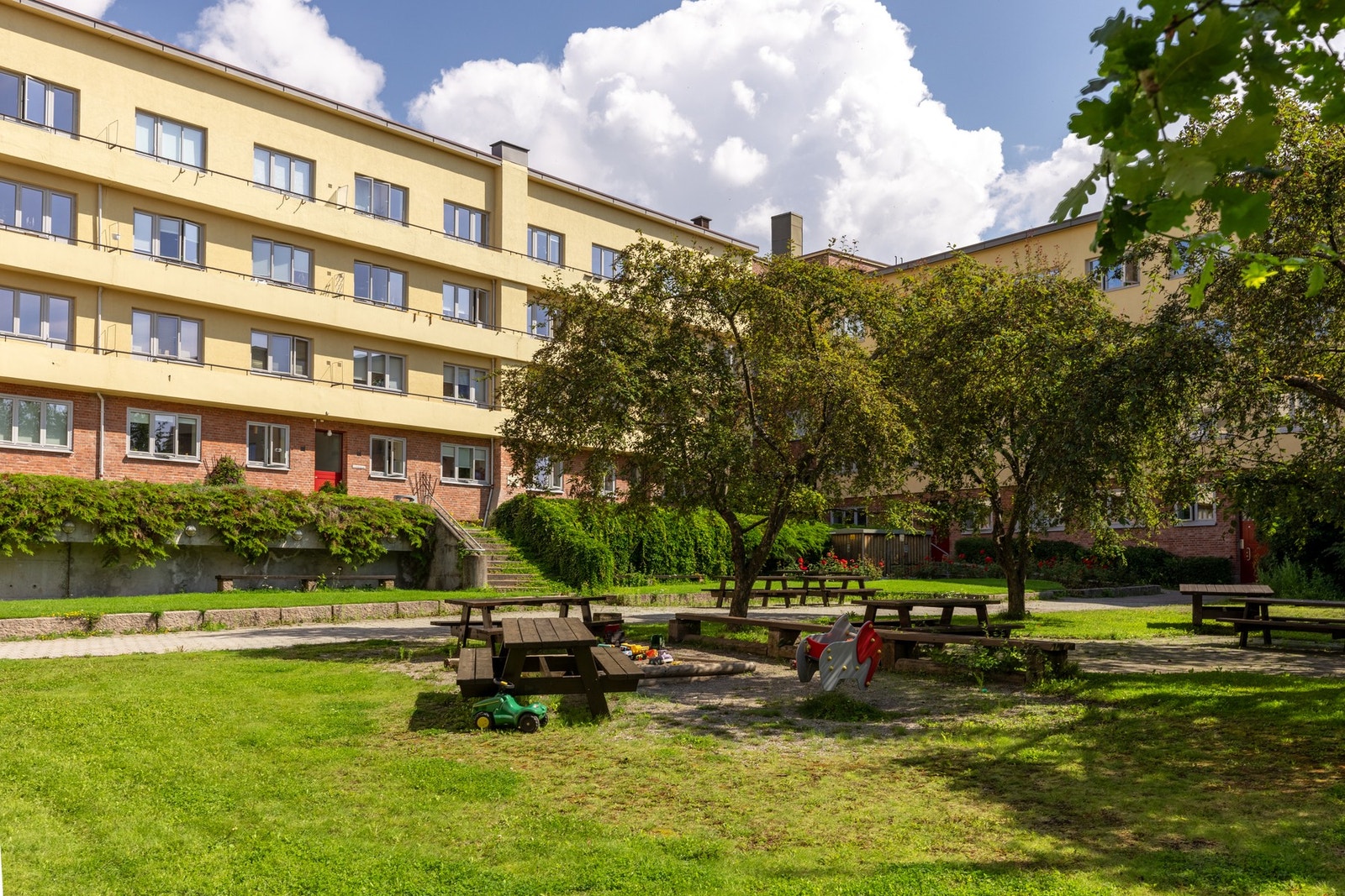 Gården tilbyr flere sykkelparkeringer og barnevognparkering i egne avlåste boder i hagen. Galleribilde