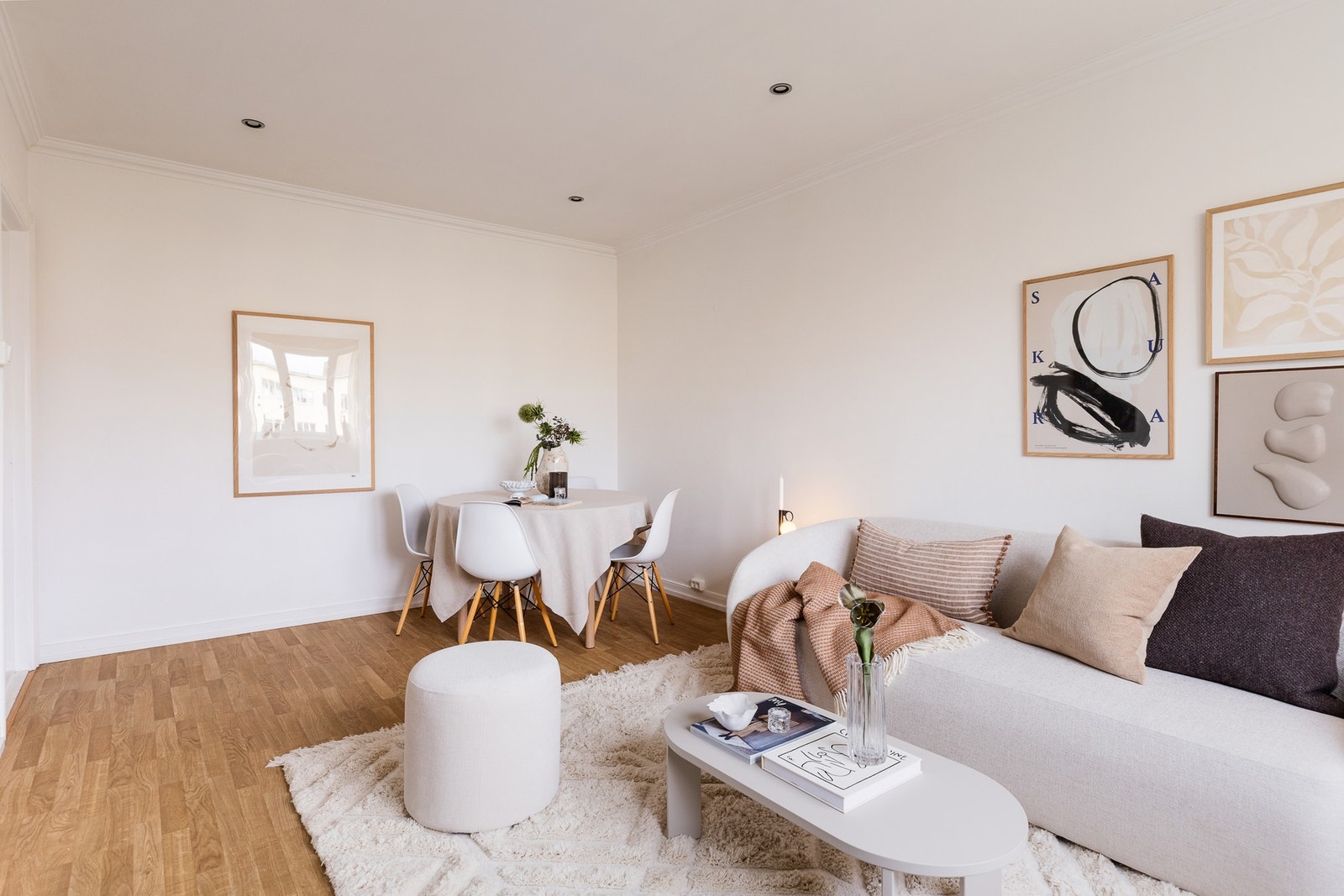 Stor, åpen stue som enkelt lar seg møblere. Plass til både sofamøblement og spisestue. Galleribilde
