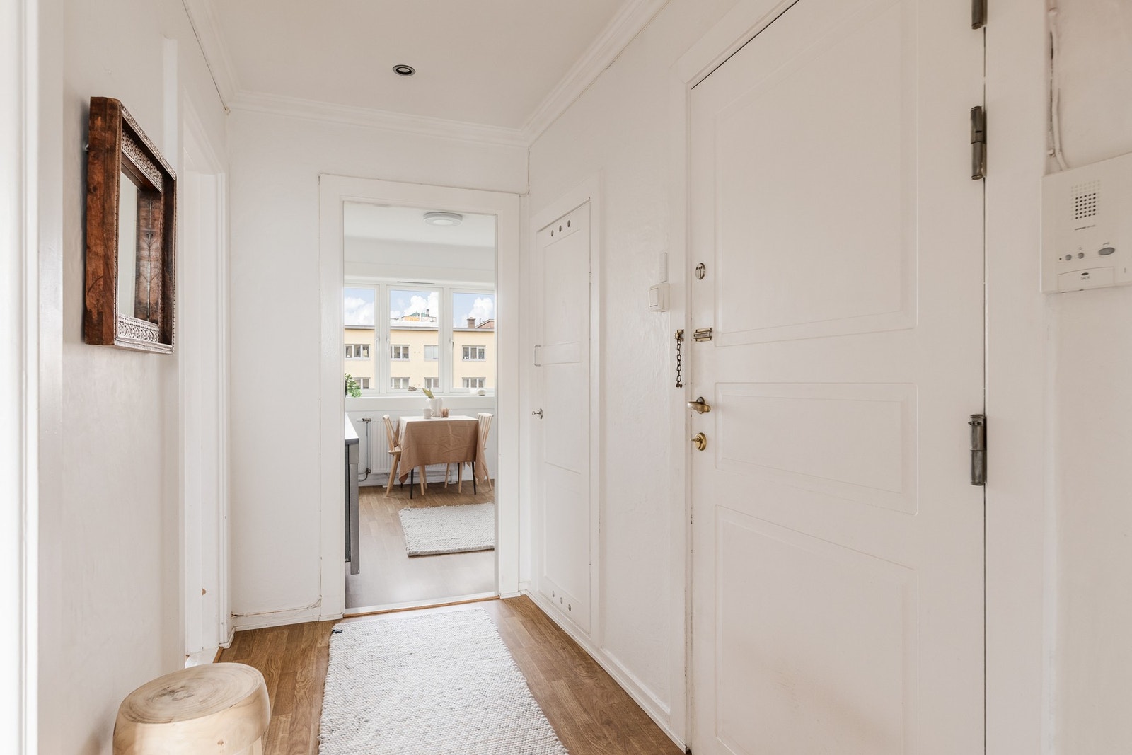 Entréen gir et godt førsteinntrykk av boligen med praktisk kott som gir godt med lagringsplass. Galleribilde