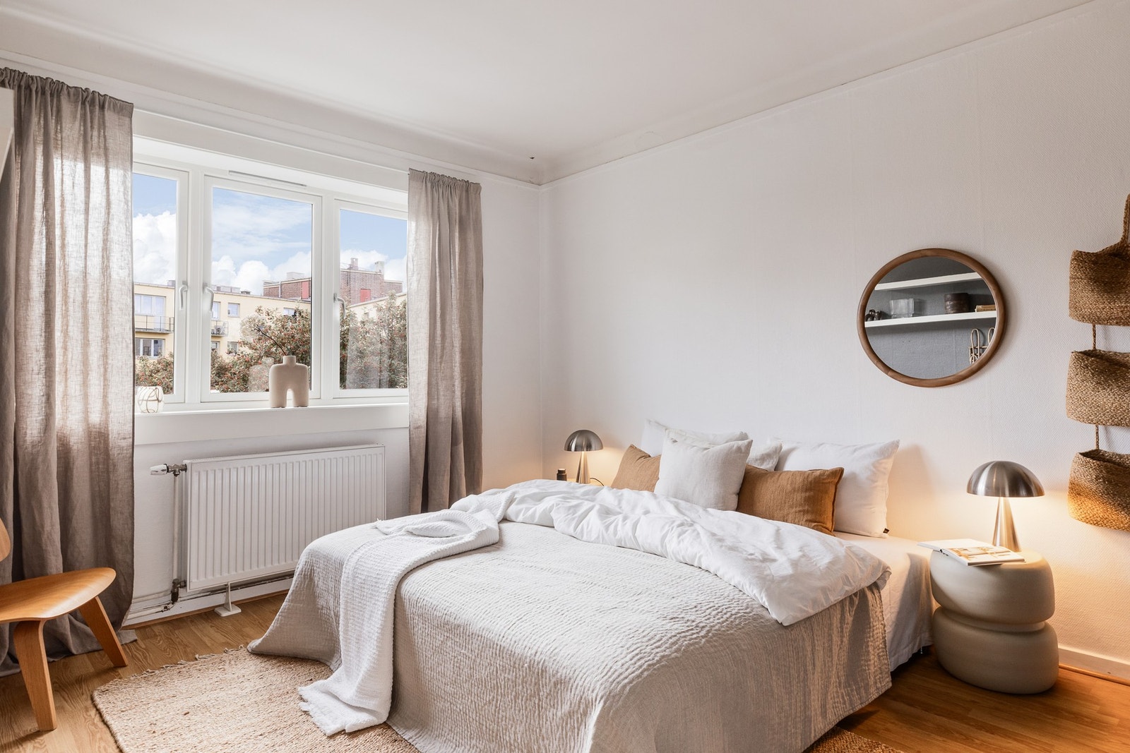 Flott soverom med god plass til dobbeltseng og nattbord. Galleribilde