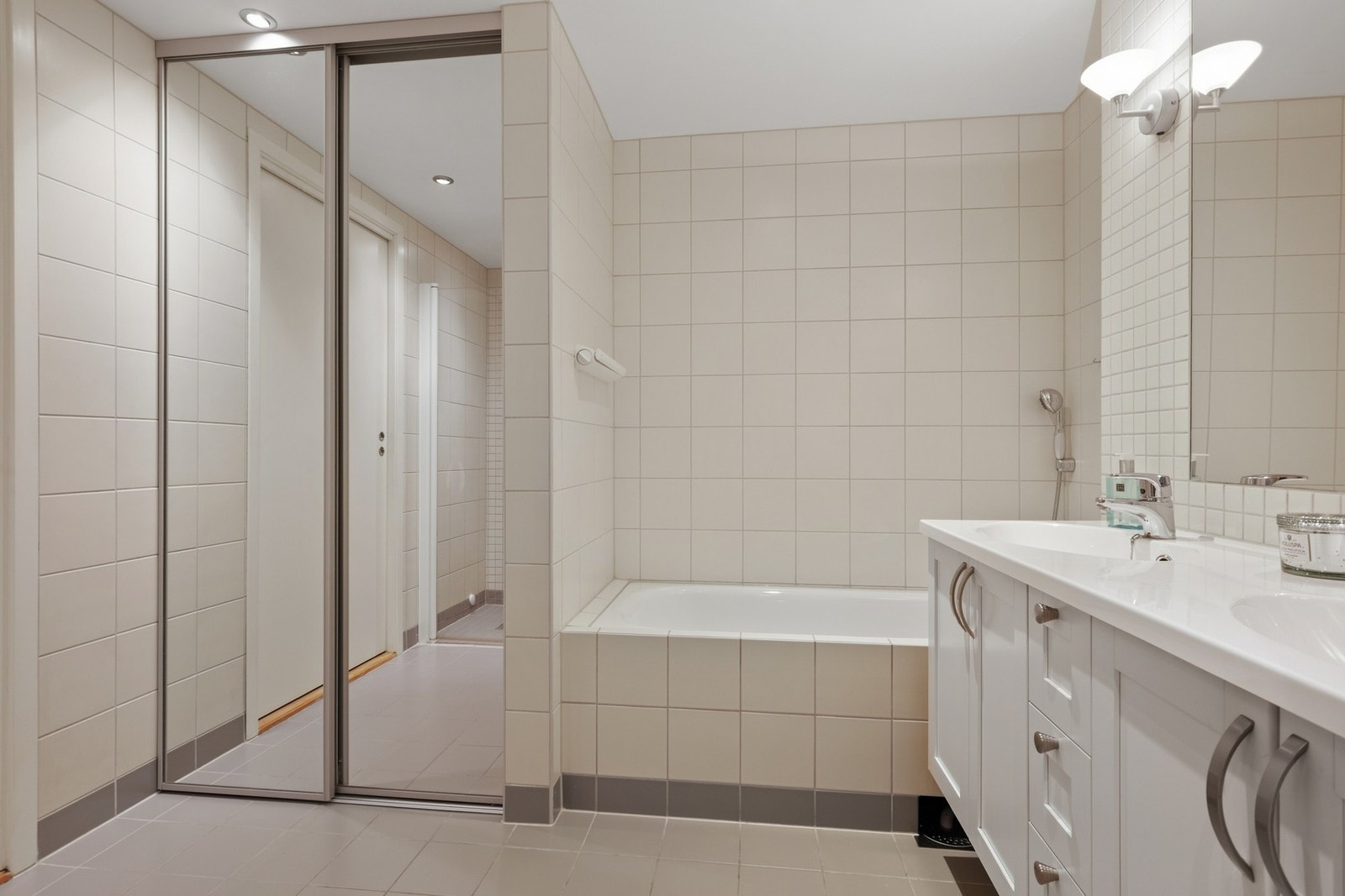 Flott baderom med badekar og praktisk dusjnisje. Galleribilde