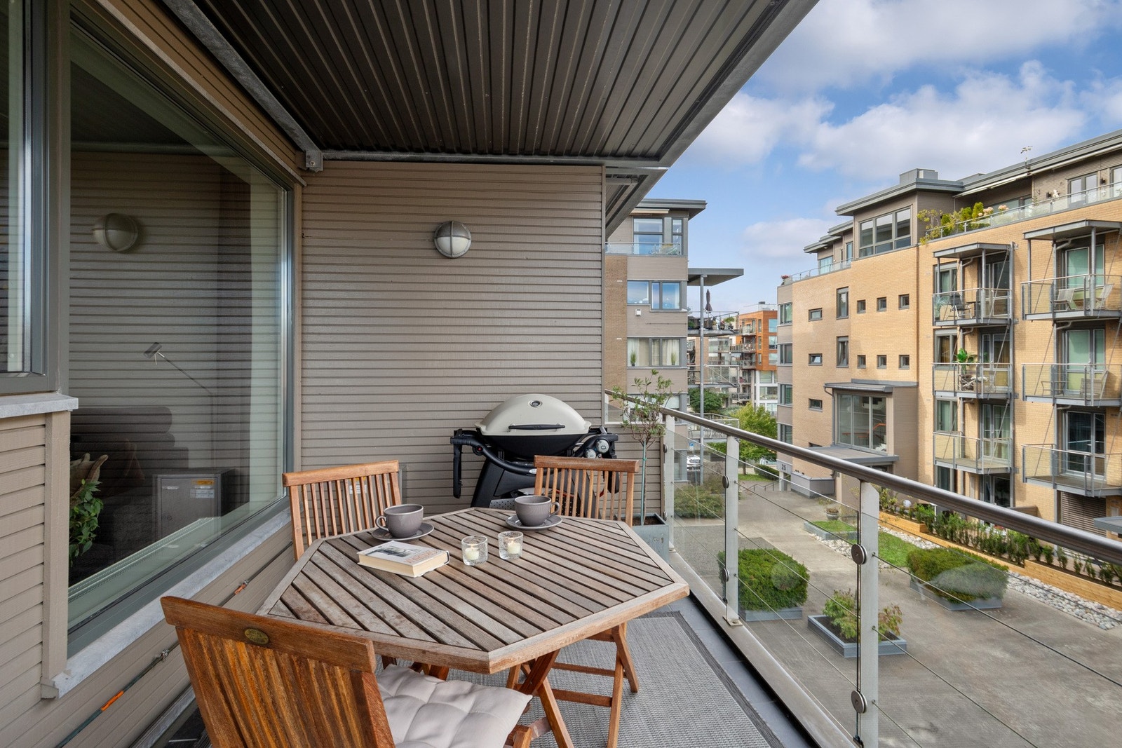 Uteplassen har god plass til både sittegruppe og grill. Galleribilde