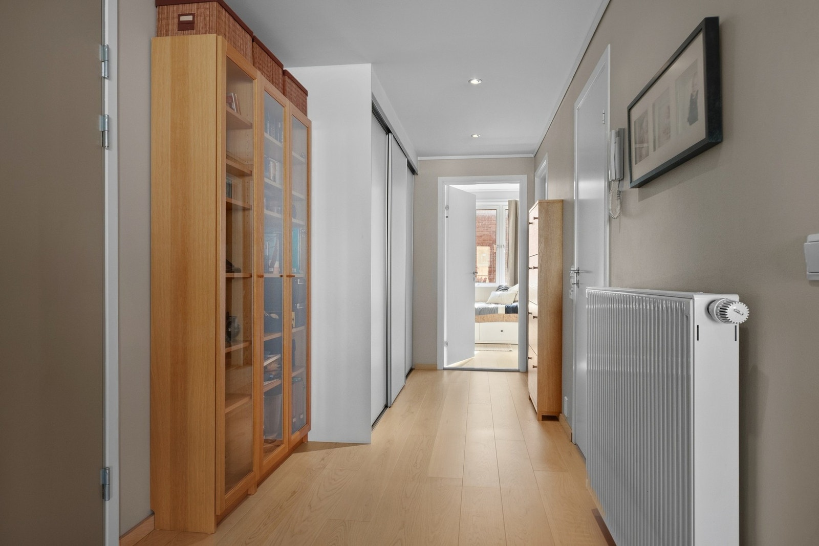 Stor entrè med god plass til å henge fra seg yttertøy og sette fra seg sko. Galleribilde