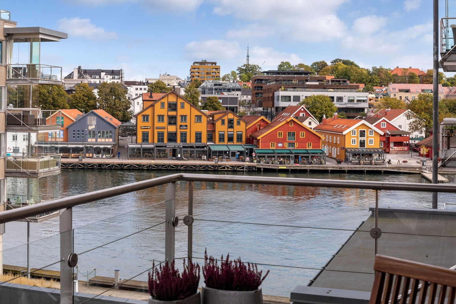 Fra stuebalkongen kan du nyte flott utsikt mot Tønsberg brygge. Galleribilde