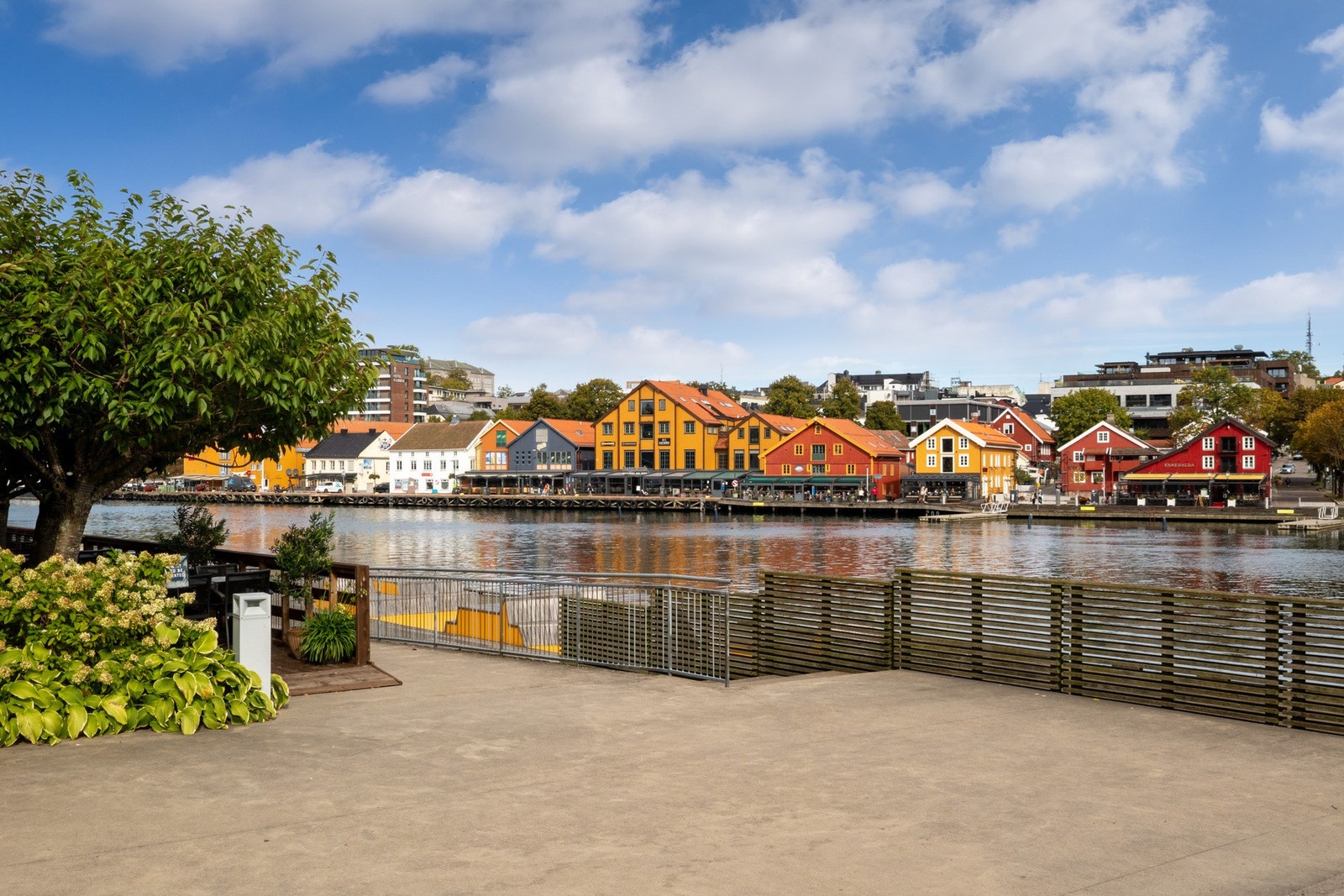 Her er det umiddelbar nærhet til spisesteder, matbutikk, kultur og badesteder. Galleribilde