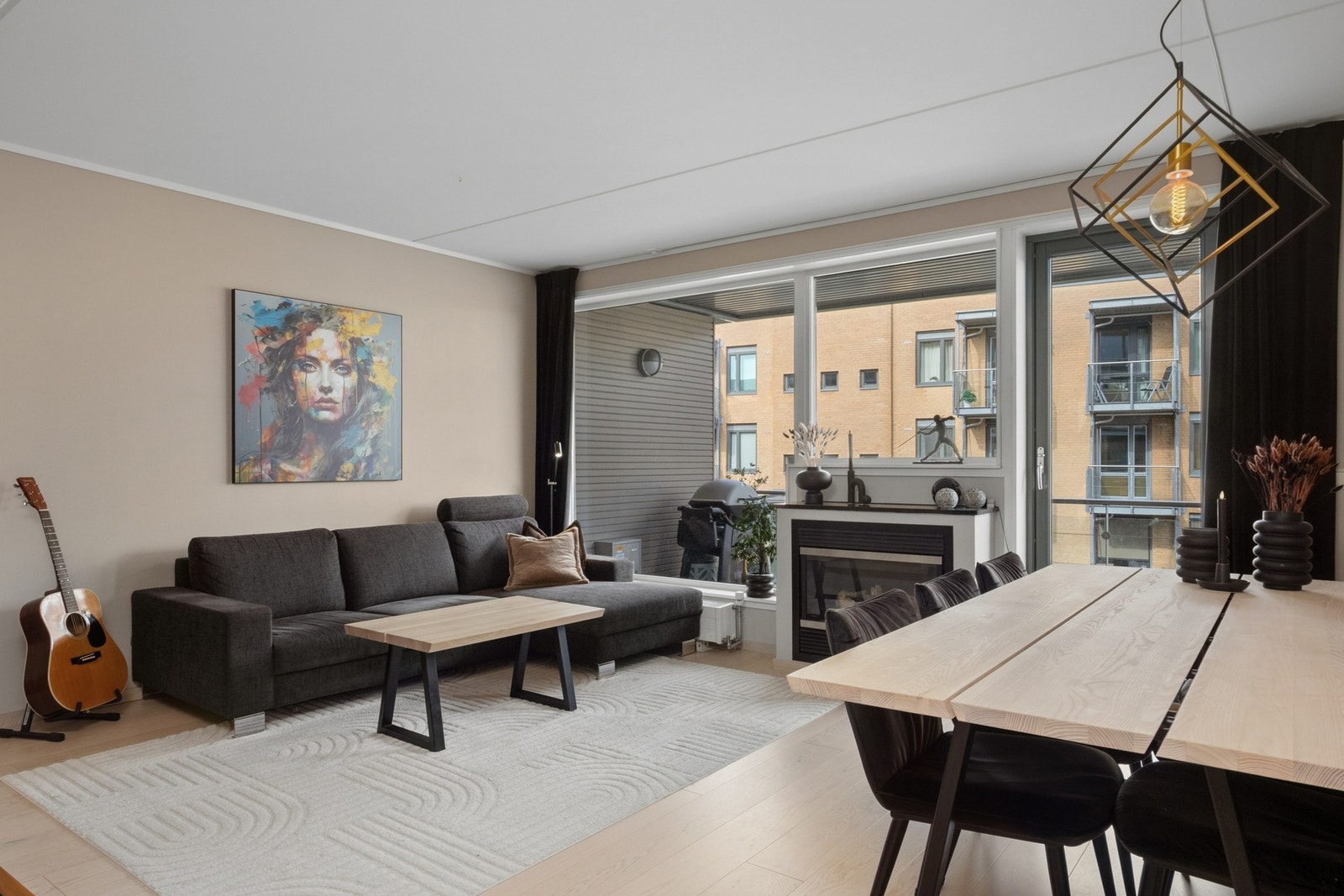 Pent gulv med enstavs parkett og vegger i lyse, behagelige fargetoner. Galleribilde