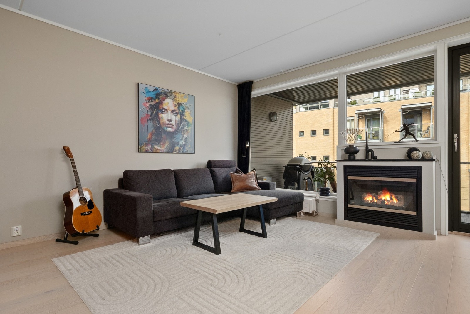 Stor og flott stue med god plass til sofagruppe og tilhørende møblement. Galleribilde