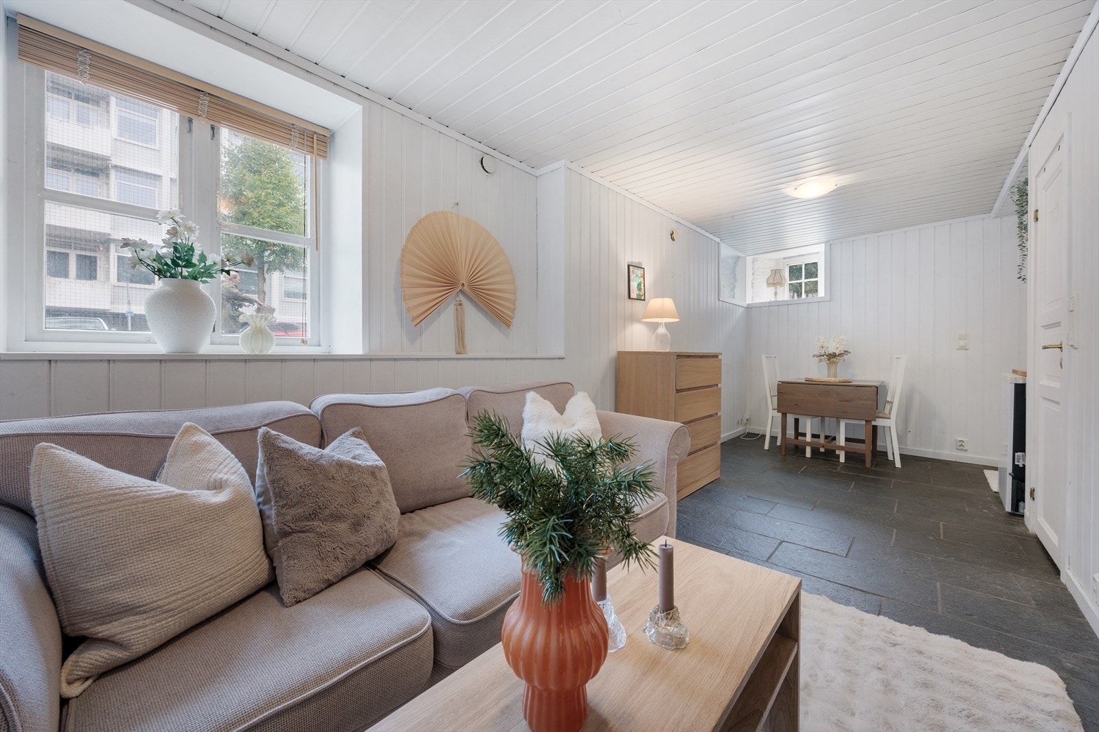 Hele underetasjen er utleid i dag til kr. 12.000,- i mnd. Ny kjøper overtar dermed bolig med eksisterende leiekontrakt med leieforhold på samme vilkår som den forrige eieren. Galleribilde