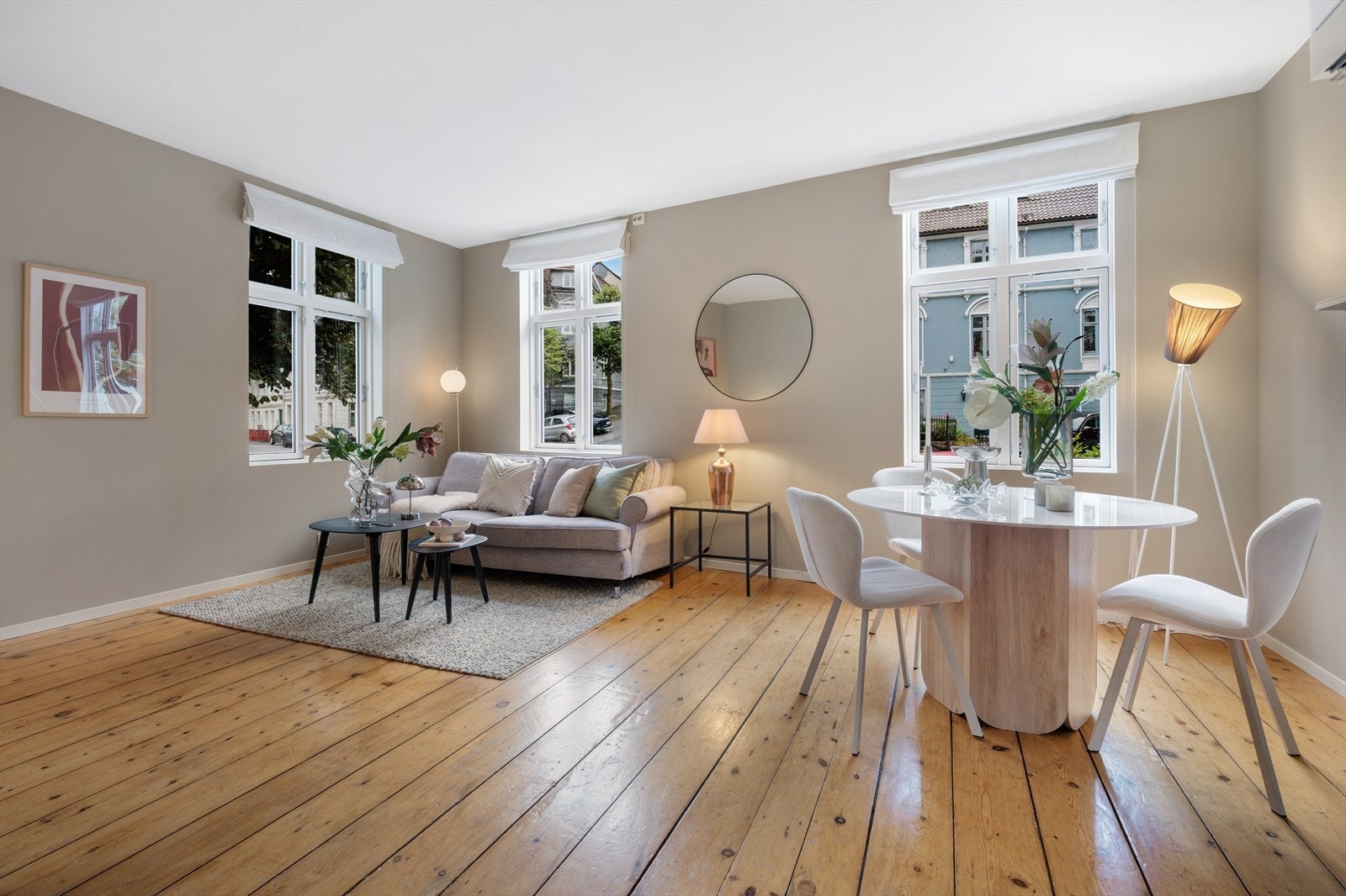 Det er gjennomgående god planløsning, hvor utformingen gjør det enkelt å innrede i soner etter eget ønske og behov. Galleribilde