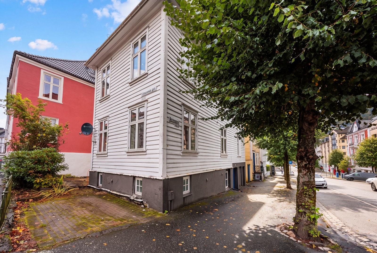 Det er en parkeringsplass på eiendommen som er felles for seksjon 1 og 2, hvor gjeldene seksjon står parkert fra juli til desember. Ellers boligsoneparkering etter gjeldende bestemmelser. Galleribilde