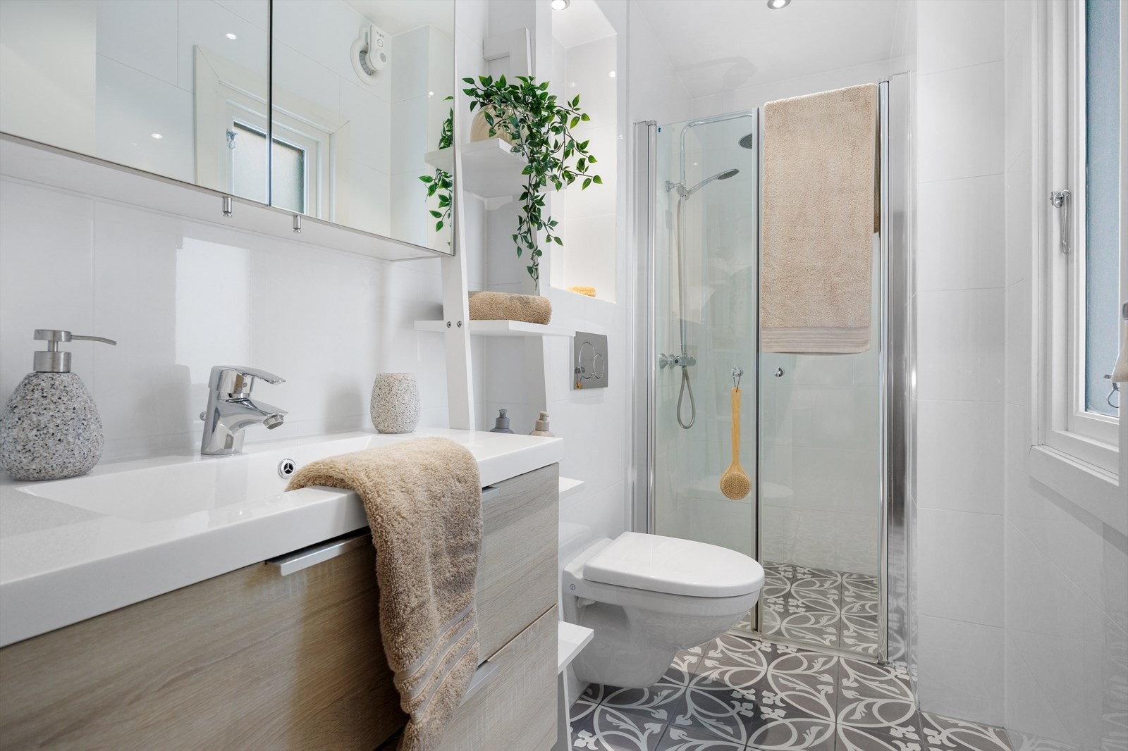 Pent bad oppgradert i 2015 med stilrene fliser, behagelig gulvvarme, og downlights i taket. Galleribilde