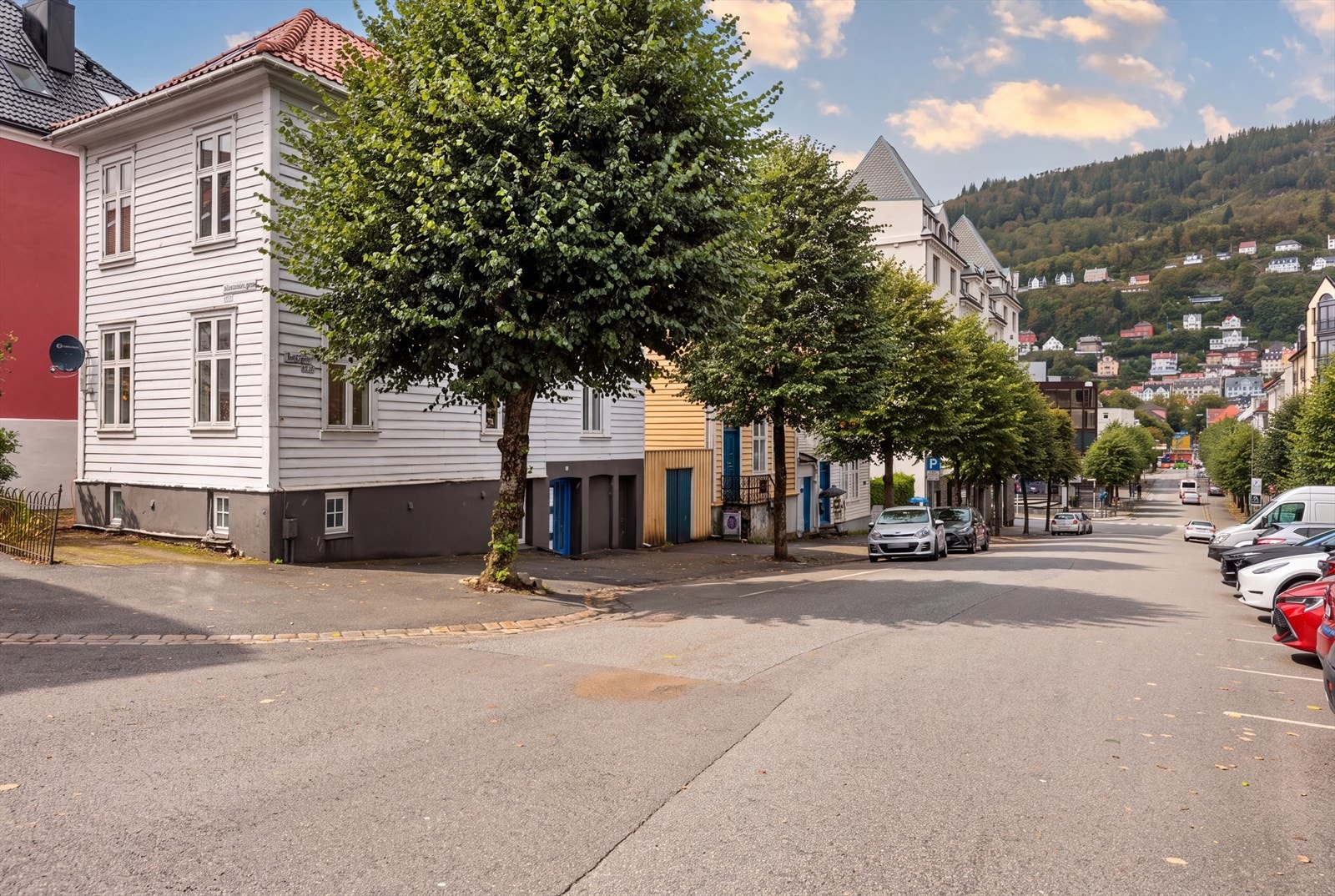 Strømgaten 43 ligger sentralt til i Bergen, i det attraktive og levende nabolaget Grieghallen/Nygård. Herfra er det gangavstand til alt Bergen sentrum har å tilby! Galleribilde