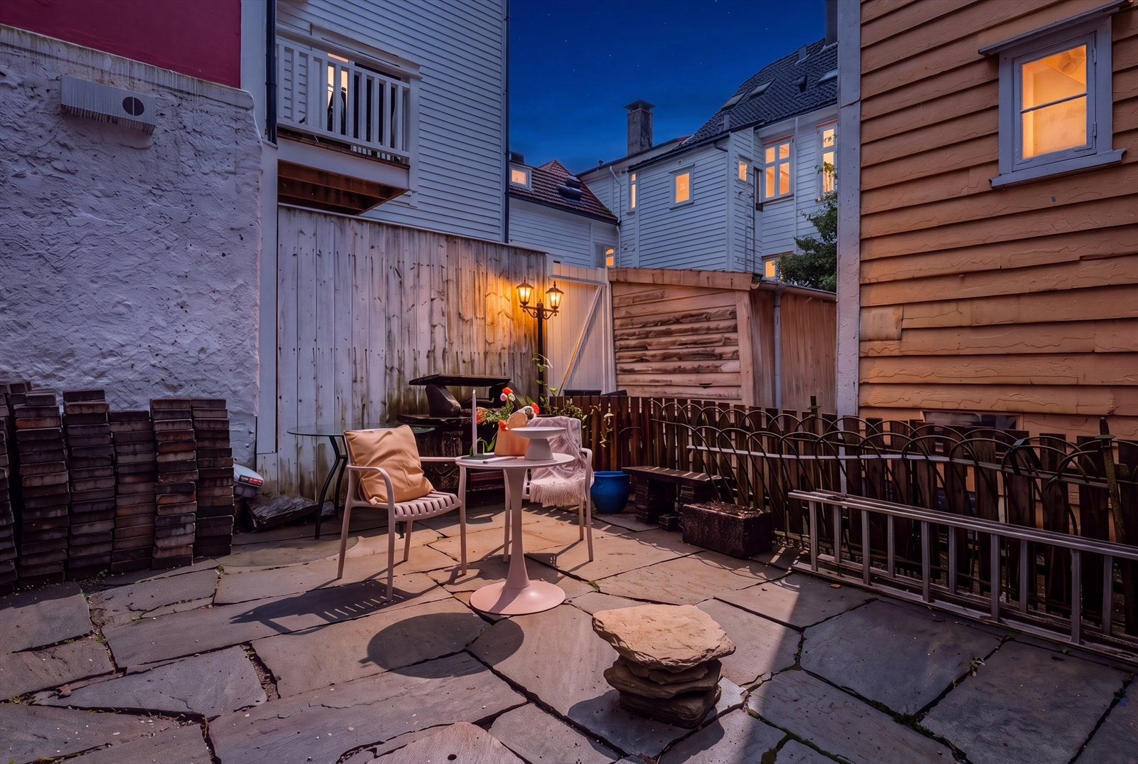 En sjarmerende 3-roms selveierleilighet med god takhøyde, store vindusflater, og utleiedel i kjeller (ikke godkjent for varig opphold). Galleribilde