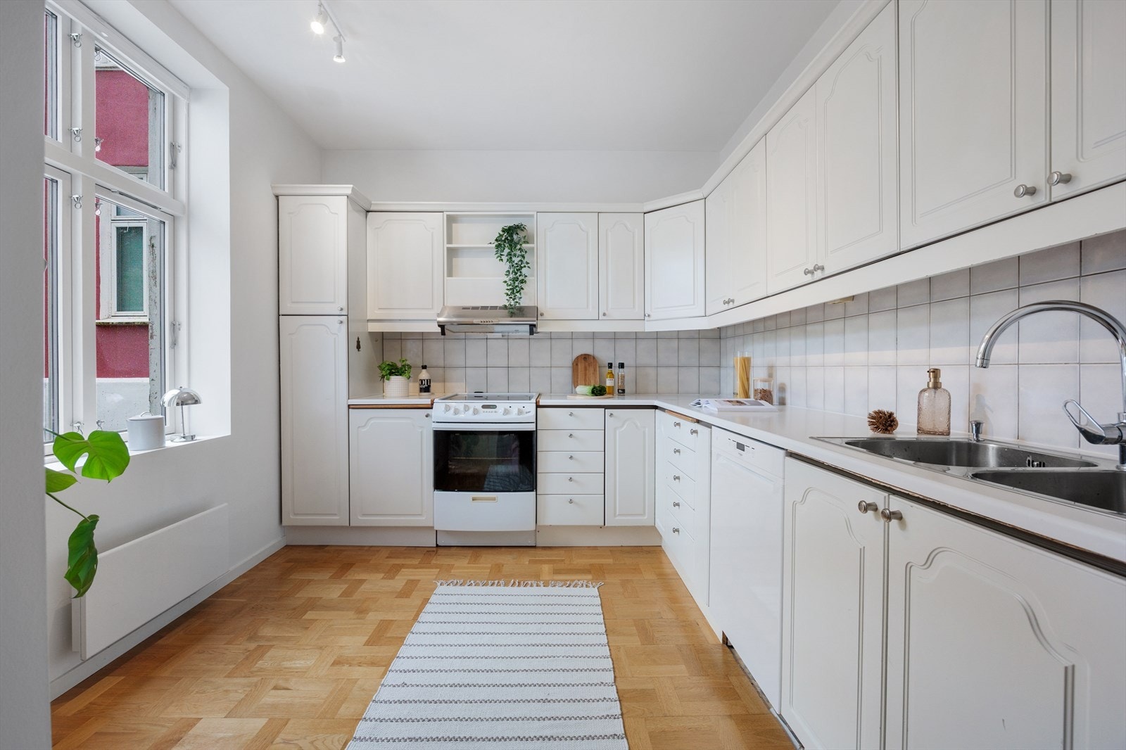 Romslig kjøkken som byr på rikelig med skap- og benkeplass. Kjøkkeninnredningen består av profilerte fronter og laminat benkeplate. Galleribilde