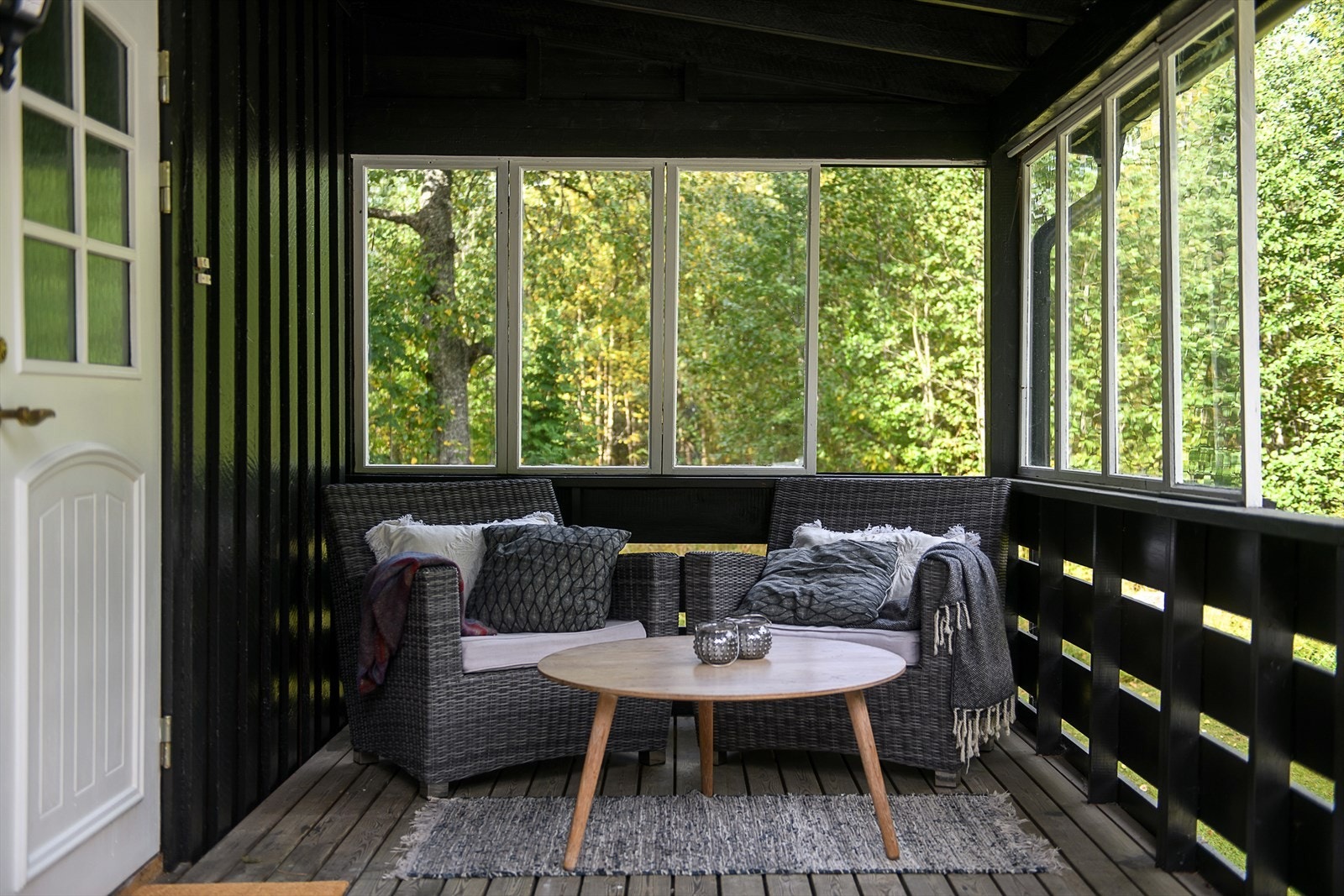 Verandaen er innredet med sittegruppe og har vindusfelt som skjermer for vinden. Galleribilde