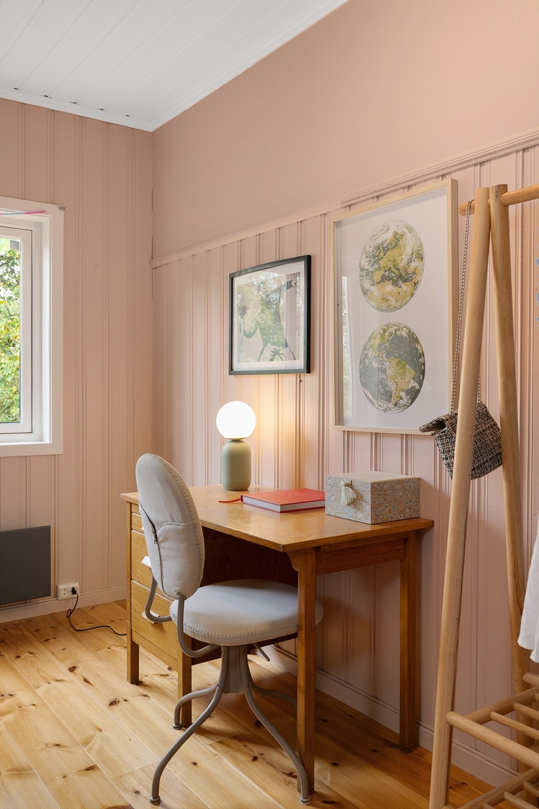 Arbeidsplass plassert ved vinduet med utsyn mot trekronene. Galleribilde
