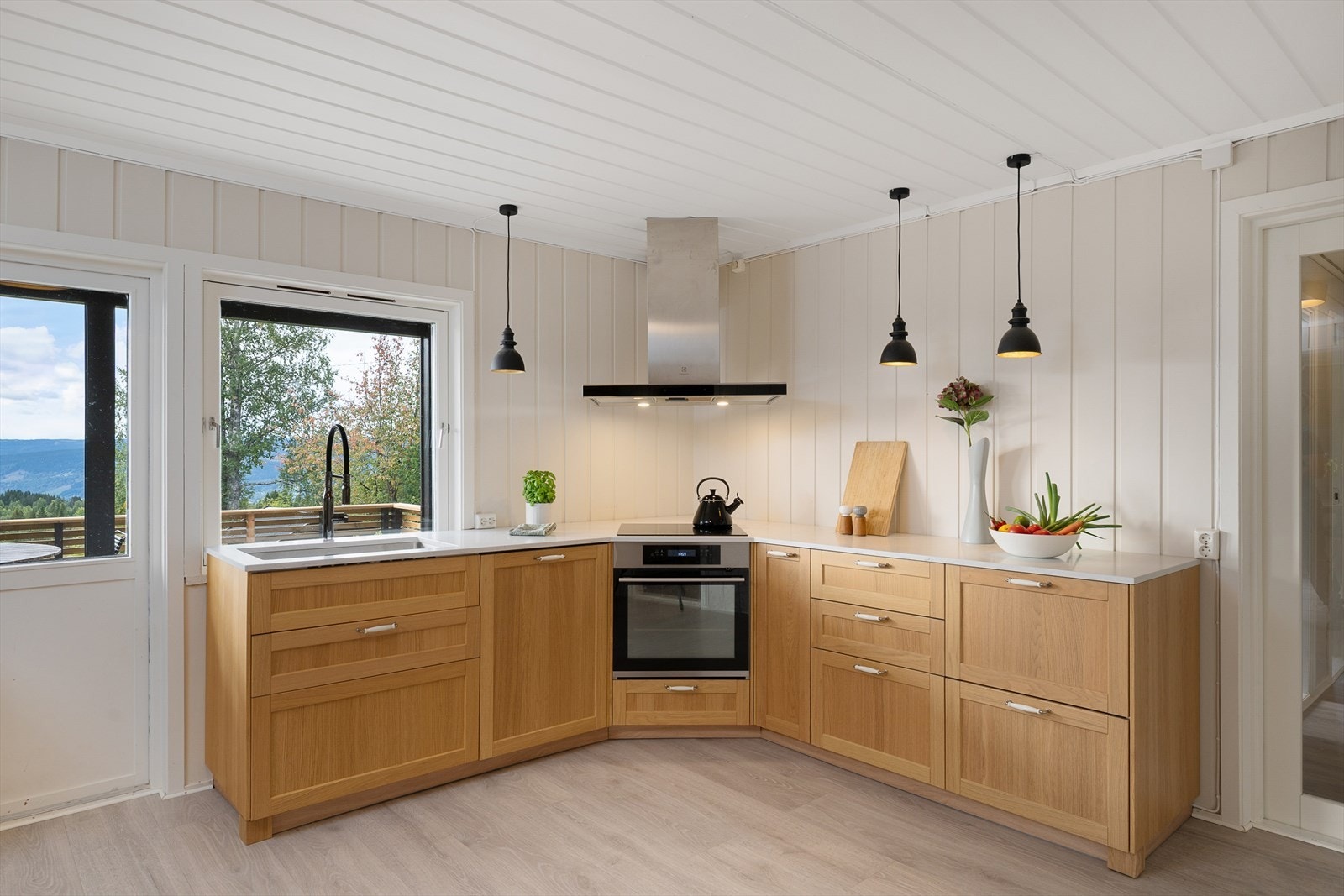 Kjøkkenventilator i stål med avtrekk ut over kokesonen. Galleribilde