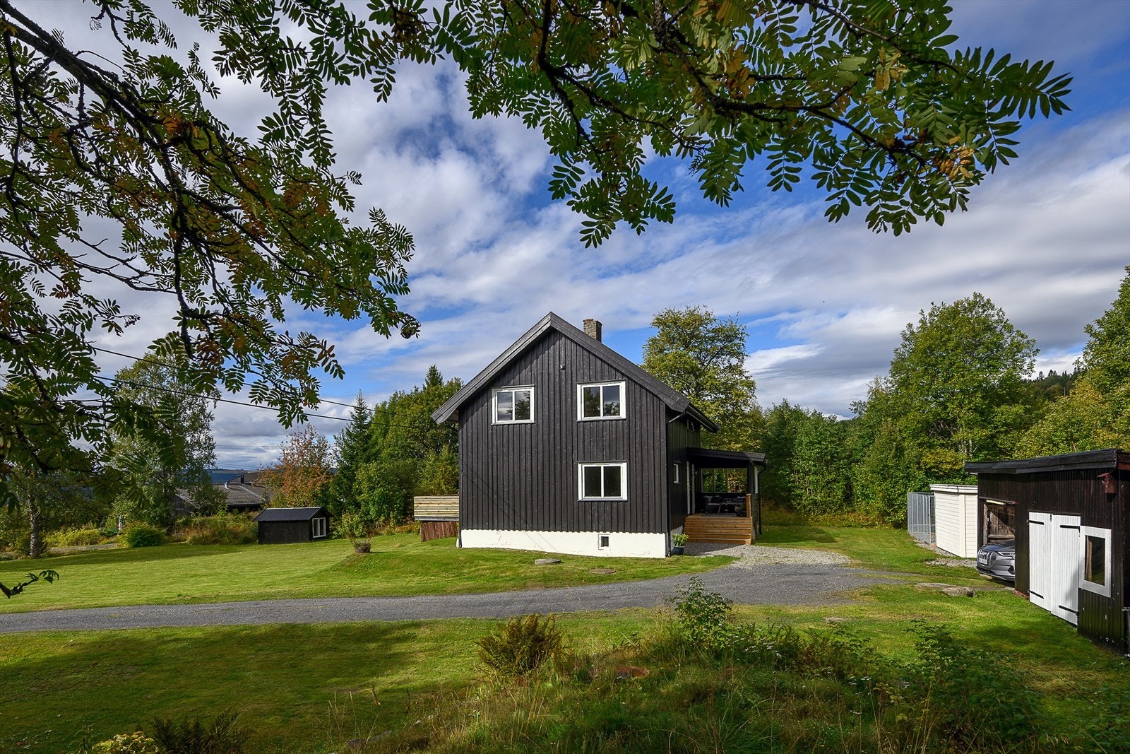 Frittstående garasje. Gruslagt adkomstvei. Galleribilde